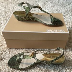 💐NEW IN BOX💐Michael Kors snakeskin leather thong sandal - size 6.5M